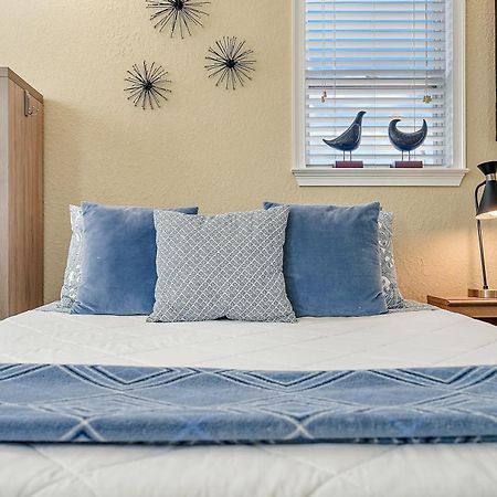 Retro Retreat In Dtsp - Explore The Downtown Area Saint Petersburg Eksteriør billede