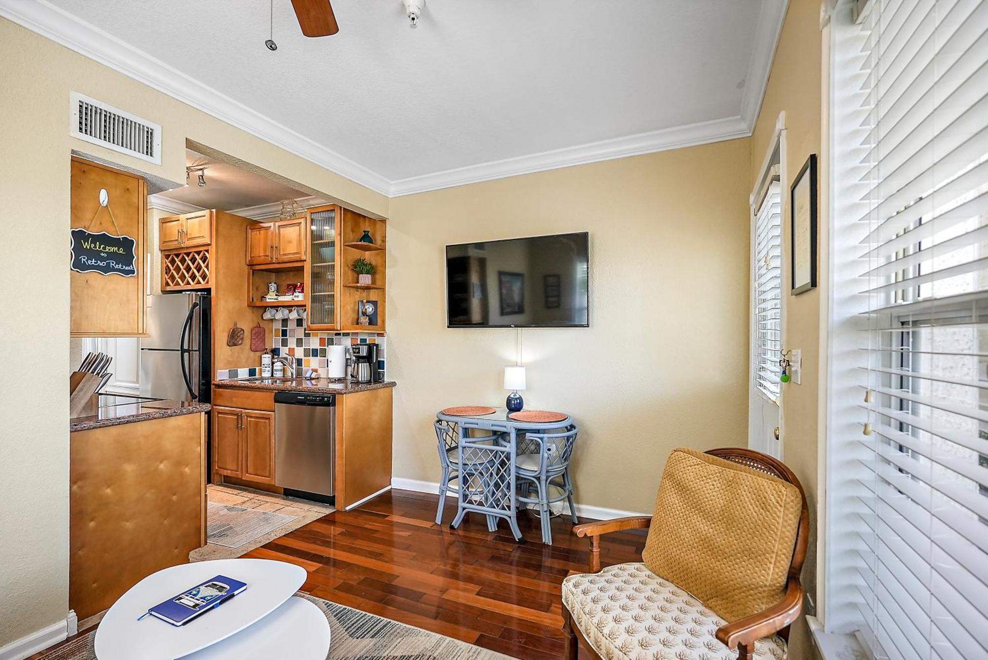Retro Retreat In Dtsp - Explore The Downtown Area Saint Petersburg Eksteriør billede